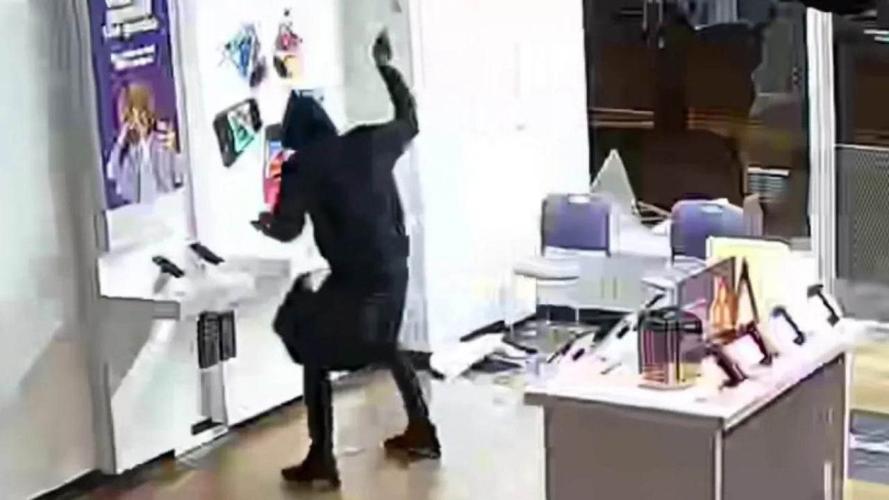 Suspects In A Smash-And-Grab In Maryland Were Captured On Camera Raiding A Mobile Storefront